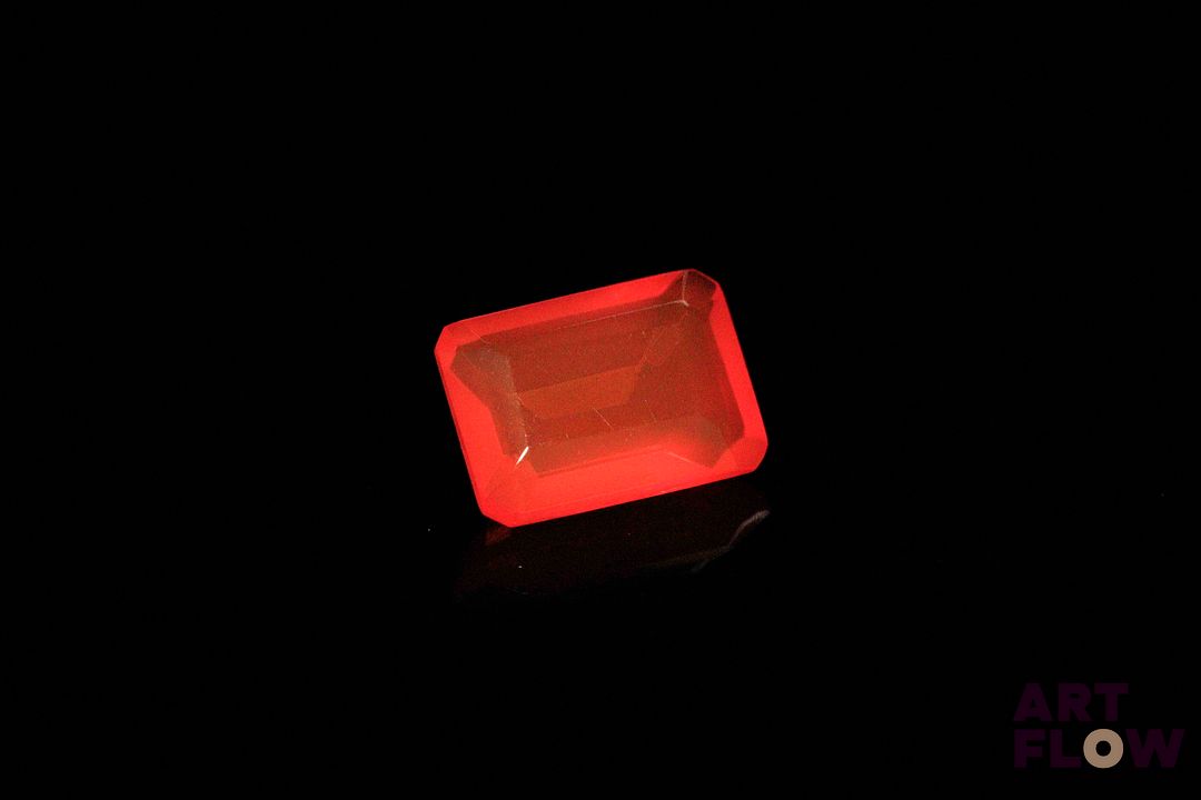 Opale de feu rectangulaire à pans coupés. Très belle couleur. 1.59 ct. 9.8mm x 7.1mm