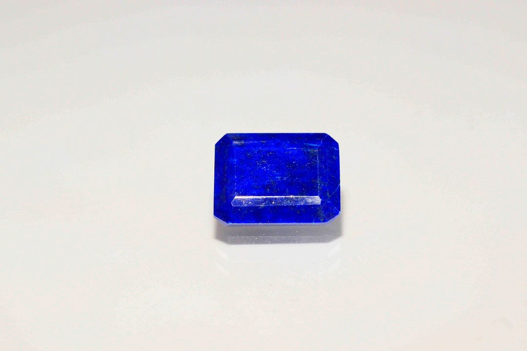 Lapis lazuli rectangulaire à pans coupés. Belle couleur. 3.31 cts. 10.0mm x 8.0mm