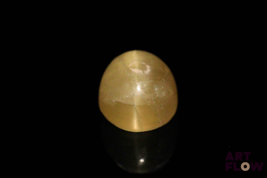 Apatite oeil de chat jaune cabochon ovale. 11.26 cts. 12.7mm x 11.1mm