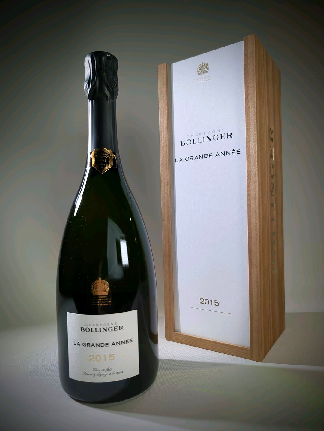 Le champagne Bollinger La Grande Année 2015 est un vin d&rsquo;exception, reconnu pour son élégance et sa profondeur. Il est le résultat d&rsquo;un millésime de prestige, élaboré à partir d&rsquo;un assemblage de 60 % de Pinot Noir et 40 % de Chardonnay issus de 21 crus d&rsquo;exception. 95/100 note parker