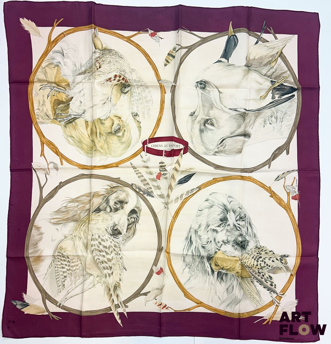HERMÈS Modèle "Chiens au Rapport" Carré en twill de soie d'après Carl de PERCEVEAUX 90 x 90 cm infimes taches et salissures (prévoir nettoyage)