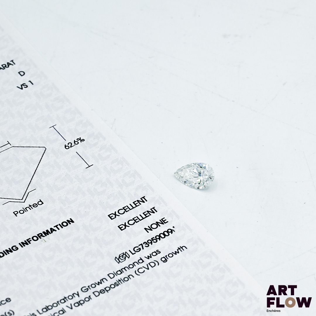Diamant de synthèse (lab-grown diamond) de forme poire 1,51 carats, accompagné d'un certificat de laboratoire (IGI) indiquant : D, VS1
