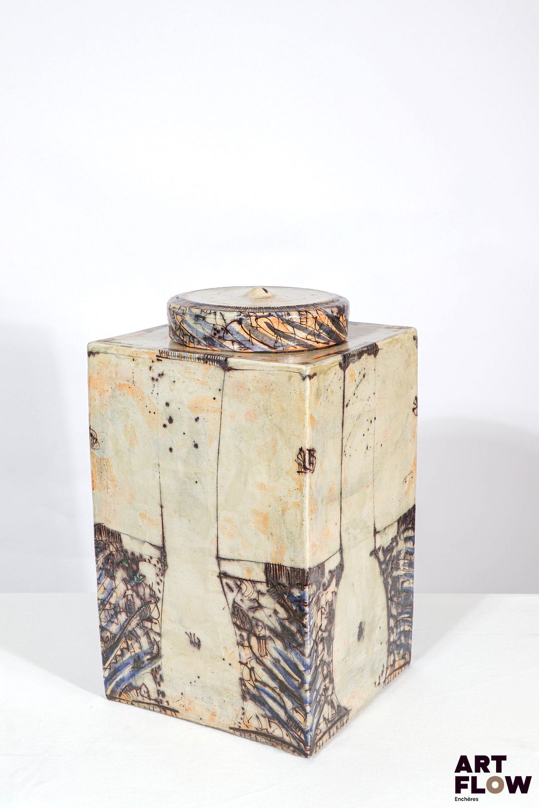 Catherine VANIER (Née en 1943) Boîte à thé monumentale en céramique émaillée polychrome, fermée par un couvercle légèrement bombé. Signée et datée "Vanier 2009" à l'intérieur du couvercle. H. 44 cm L. 23,5 cm. Très bon état général.