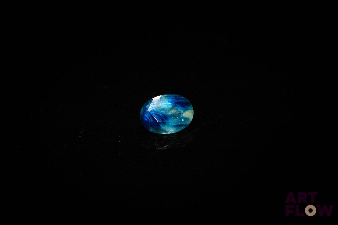 Saphir ovale. Probablement Australie. 0.86 ct. 6.7mm x 5.0mm