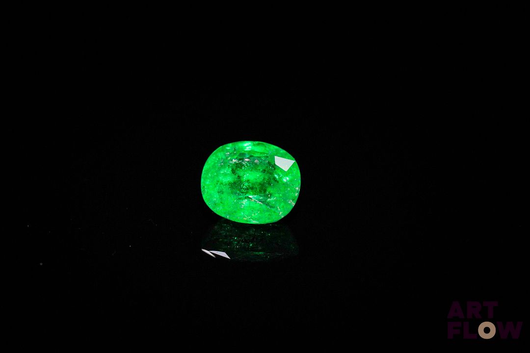 Grenat tsavorite coussin. Très belle couleur, inclusions, givres. 1.87 ct. 7.6mm x 6.9mm