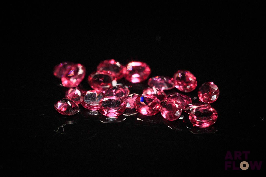 Vingt grenats rhodolites ovales. 4.24 cts. Dims. moy.: 4.0mm x 3.0mm