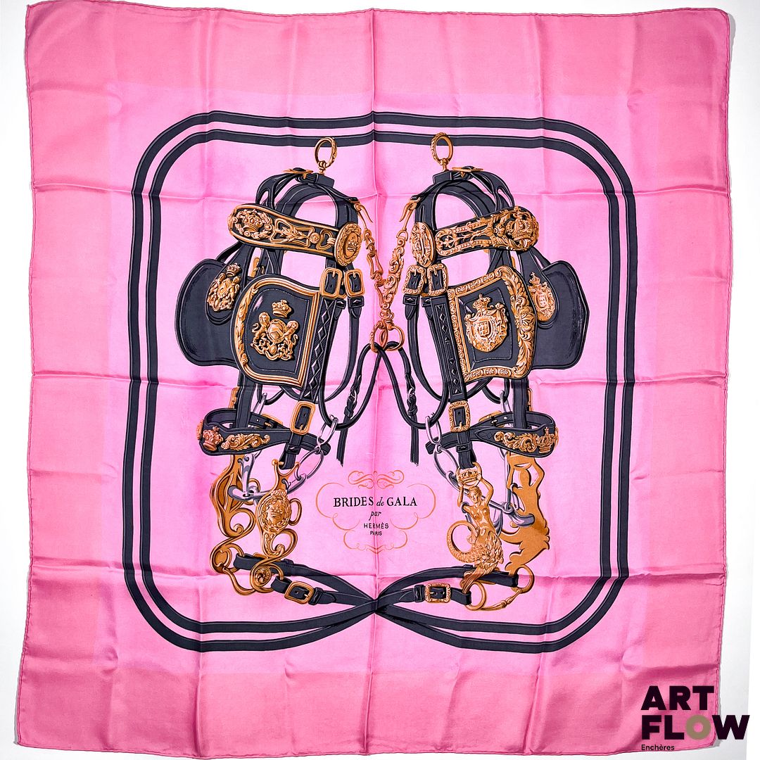 HERMES Modèle "Brides de Gala" Carré en twill de soie d'après Hugo Grykar. 90 x 90 cm Très bon état général malgré quelques légers défauts. Surteint.