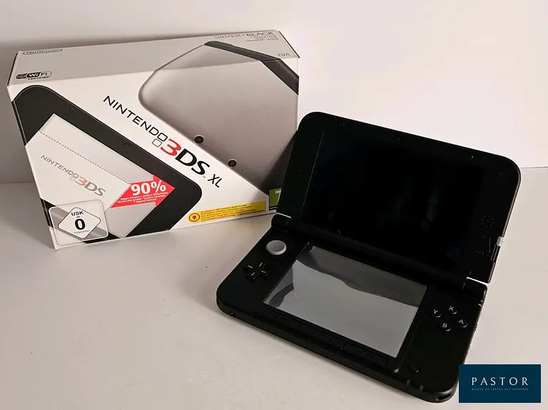 NINTENDO - 3DSXL. Console 3DSXL Silver Black en boite. TBE. Etat proche du neuf. On y joint une housse et un écran de protection. PAL EUR. Sortie : 2012 - Test d'allumage effectué avec succès
