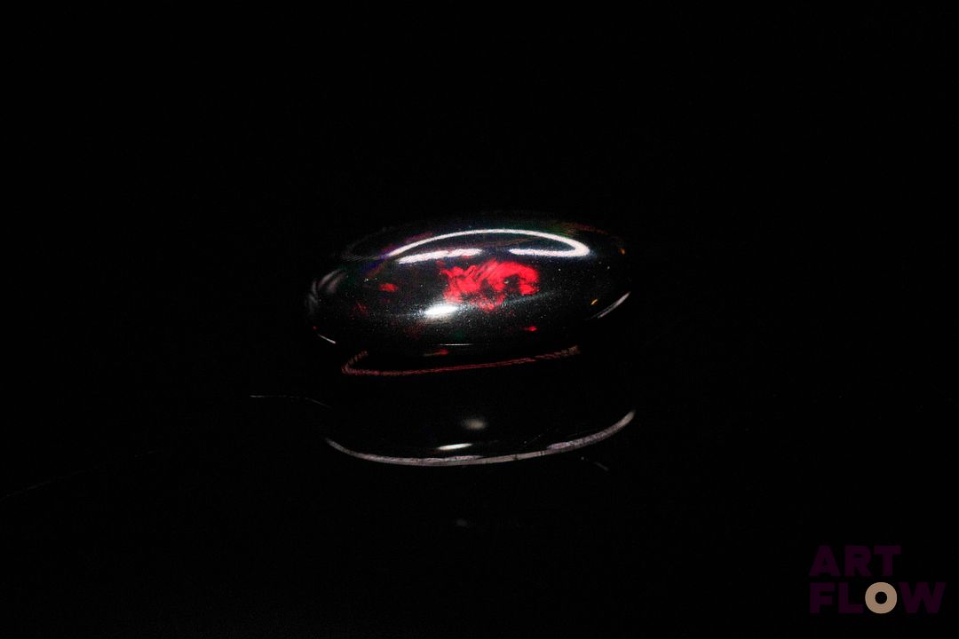 Opale noire cabochon ovale. Beaux éclats de couleur. 2.83 cts. 14.0mm x 8.0mm