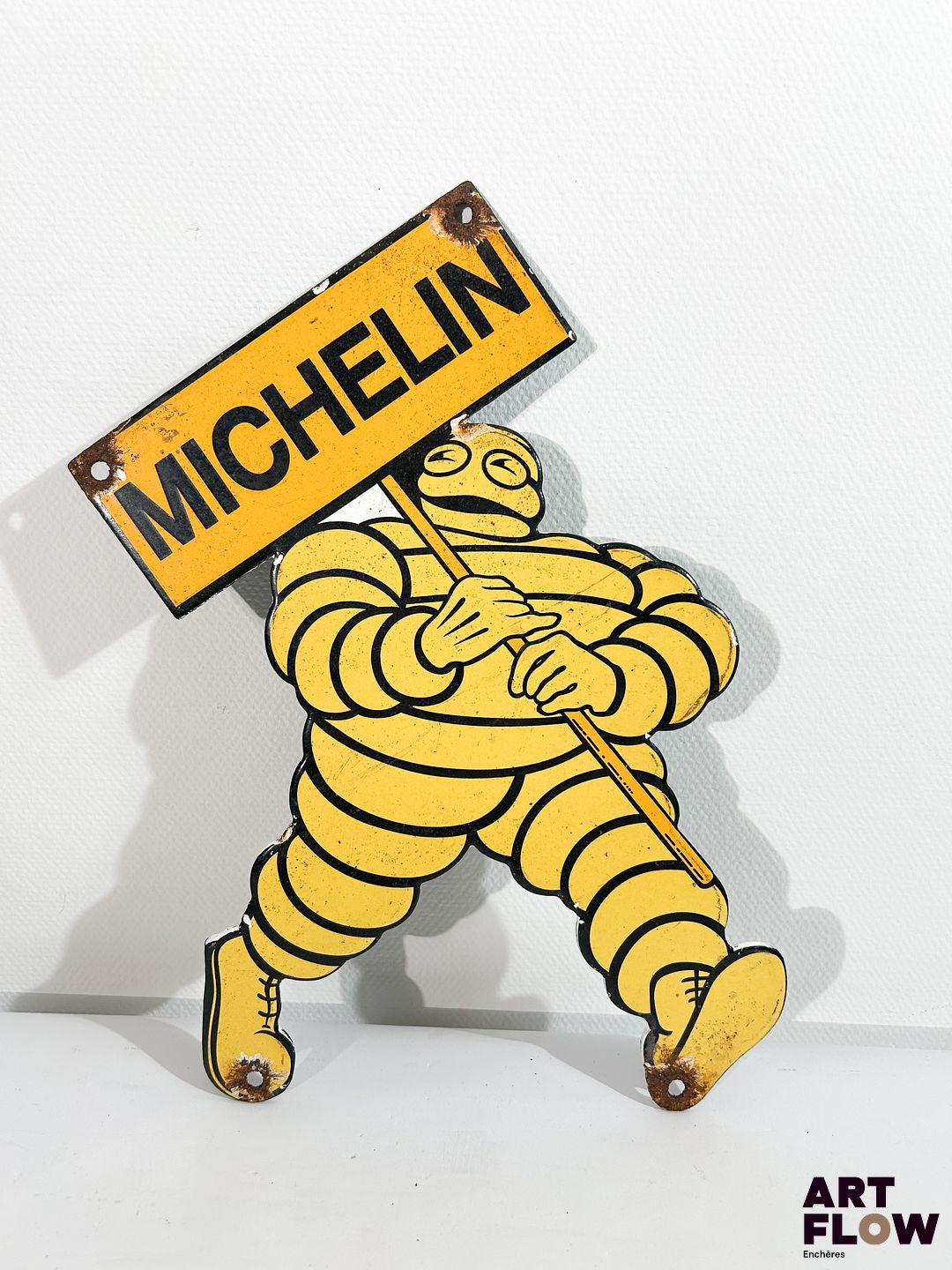 Plaque émaillée d'après Michelin jaune Dimensions : 28,5 x 22 cm Petits éclats et traces de rouille