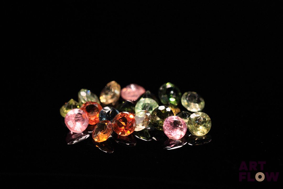 Vingt tourmalines multicolores rondes. Non chauffée. 4.30 cts. Diam. moy.: 3.6mm