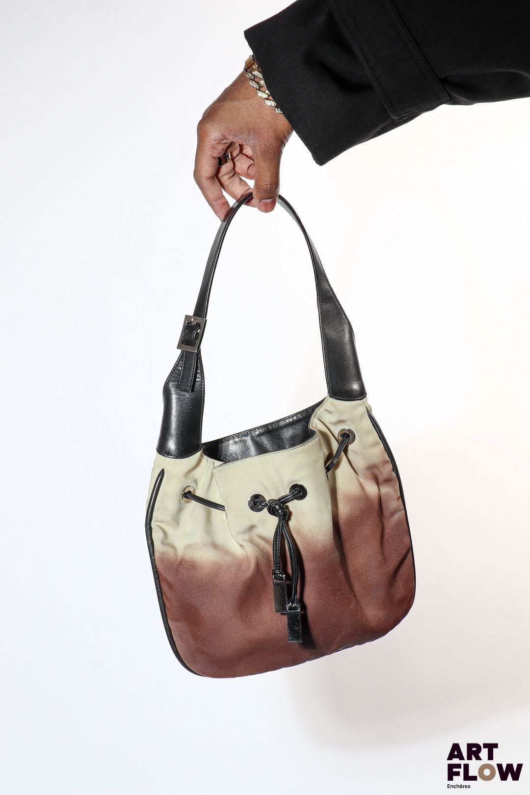 GUCCI Sac en toile tie-dye et cuir noir, fermeture décorative à liens coulissants Signé sur l'une des pendeloques en metal argenté et à l'intérieur du sac Dimensions : 23 x 28,5 cm environ (anse non comprise) Usures et taches