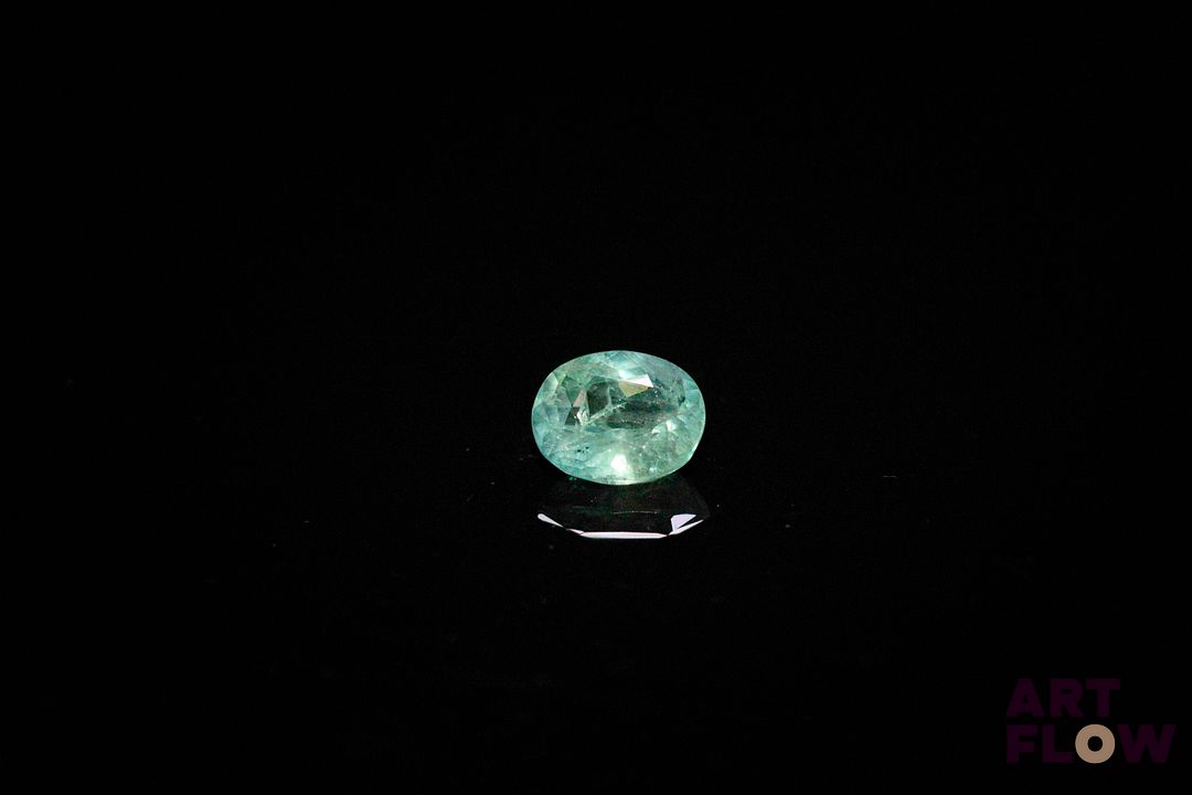 Saphir vert ovale. Probablement Australie. 0.92 ct. 6.3mm x 5.0mm