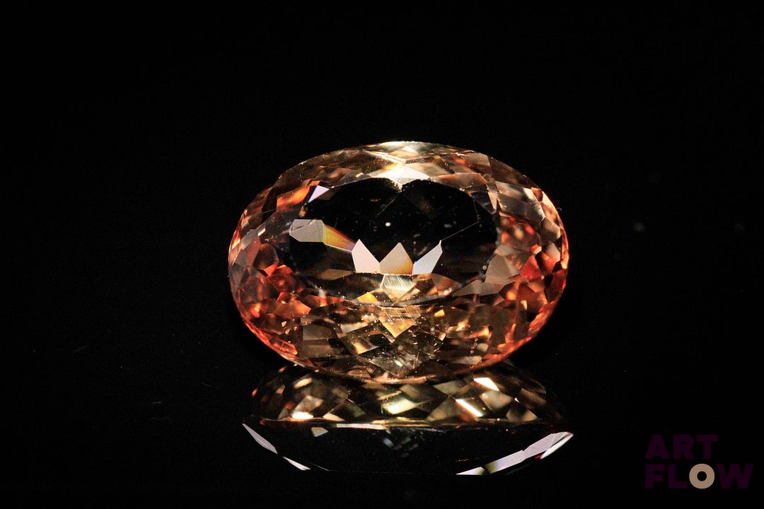 Topaze impériale ovale. Probablement Brésil, VS. 16.38 cts. 17.8mm x 13.5mm