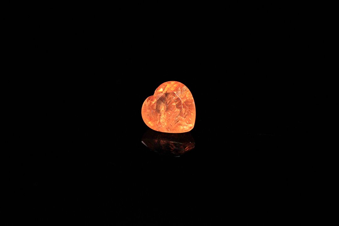 Grenat spessartite coeur. Très belle couleur, inclusions. 1.24 ct. 6.0mm x 6.0mm