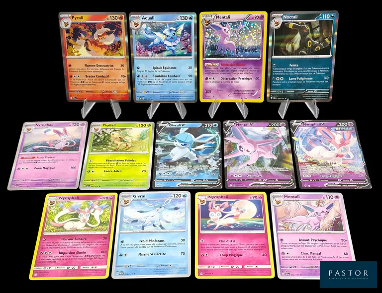 Ensemble de 13 cartes Pokémon collection Evoli. 
Contient des cartes des blocs Soleil&Lune, Épée&Bouclier et Écarlate&Violet ainsi que des promotionnelles MacDonald's.
Cartes en état global Très bon, en français.