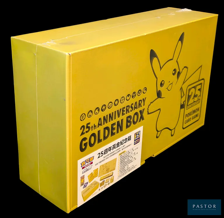Coffret Pokémon exclusif scellé : Golden Box 25ème Anniversaire. 
Contient : 1 deck de 60 cartes, 3 étuis, 5 boosters Promo 25 ans Célébrations, 1 paquet de 64 sleeves, 1 tapis de jeu, dés en métal doré, marqueurs de dégâts, 1 pièce Pokémon.
En chinois.