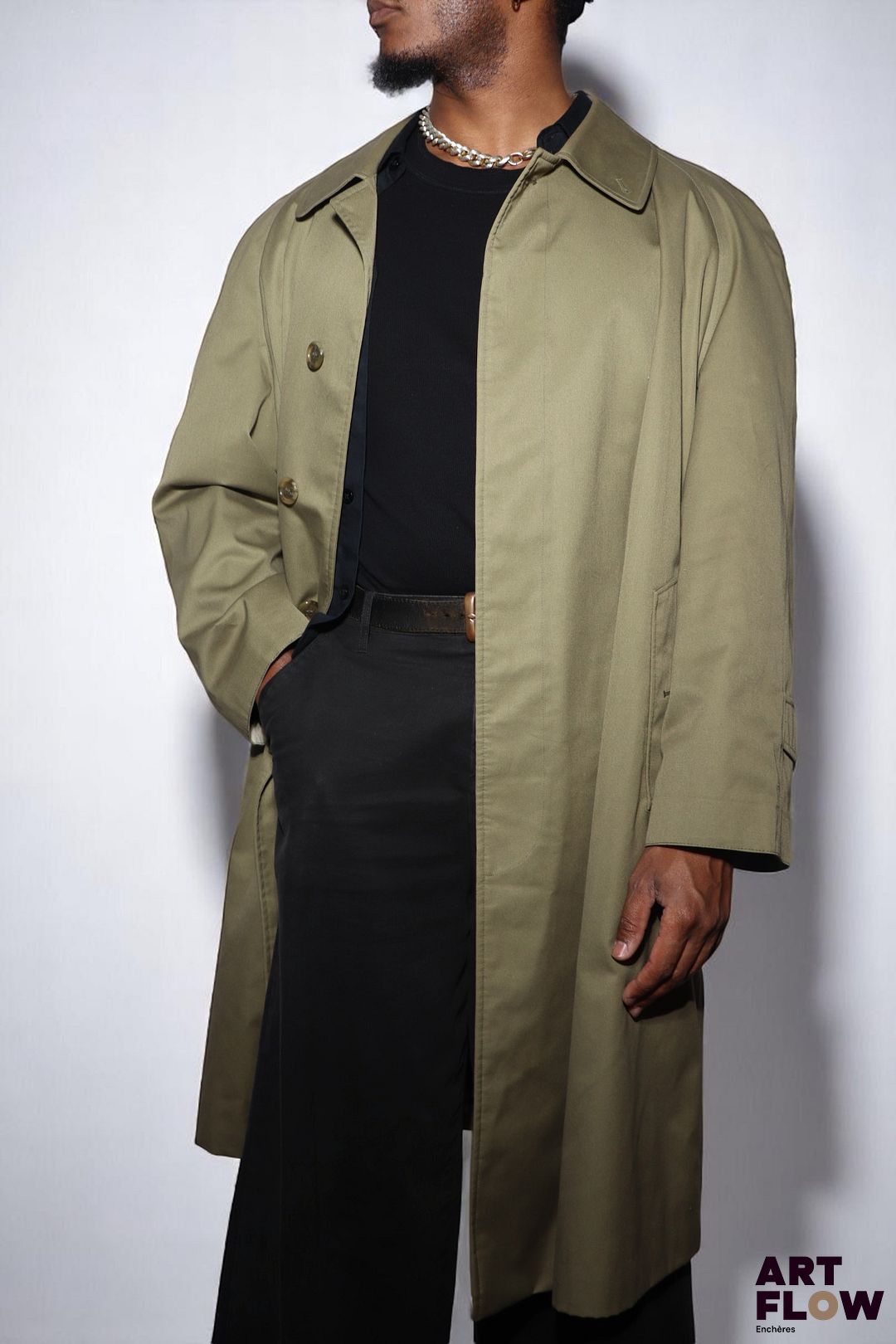 BURBERRY Imperméable façon trench-coat en toile kaki et classique intérieur tartan. Taille homme Peut se porter oversize. Très bon état général