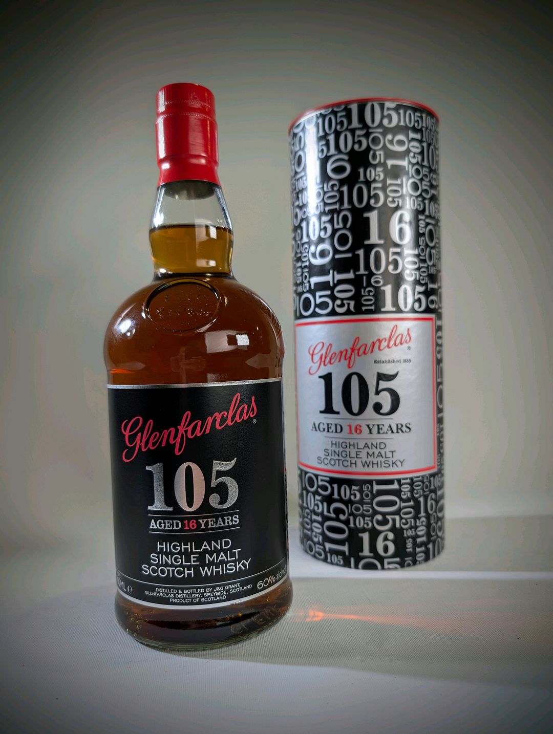 Glenfarclas 105 16 ans est un single malt intense et puissant, embouteillé à haut degré. Ses arômes de fruits secs, de caramel et d’épices révèlent la richesse caractéristique de la distillerie familiale Glenfarclas. En bouche, il associe la profondeur du sherry cask à une puissance maîtrisée qui envoûte les connaisseurs. Un whisky de caractère, taillé pour les amateurs de sensations fortes.