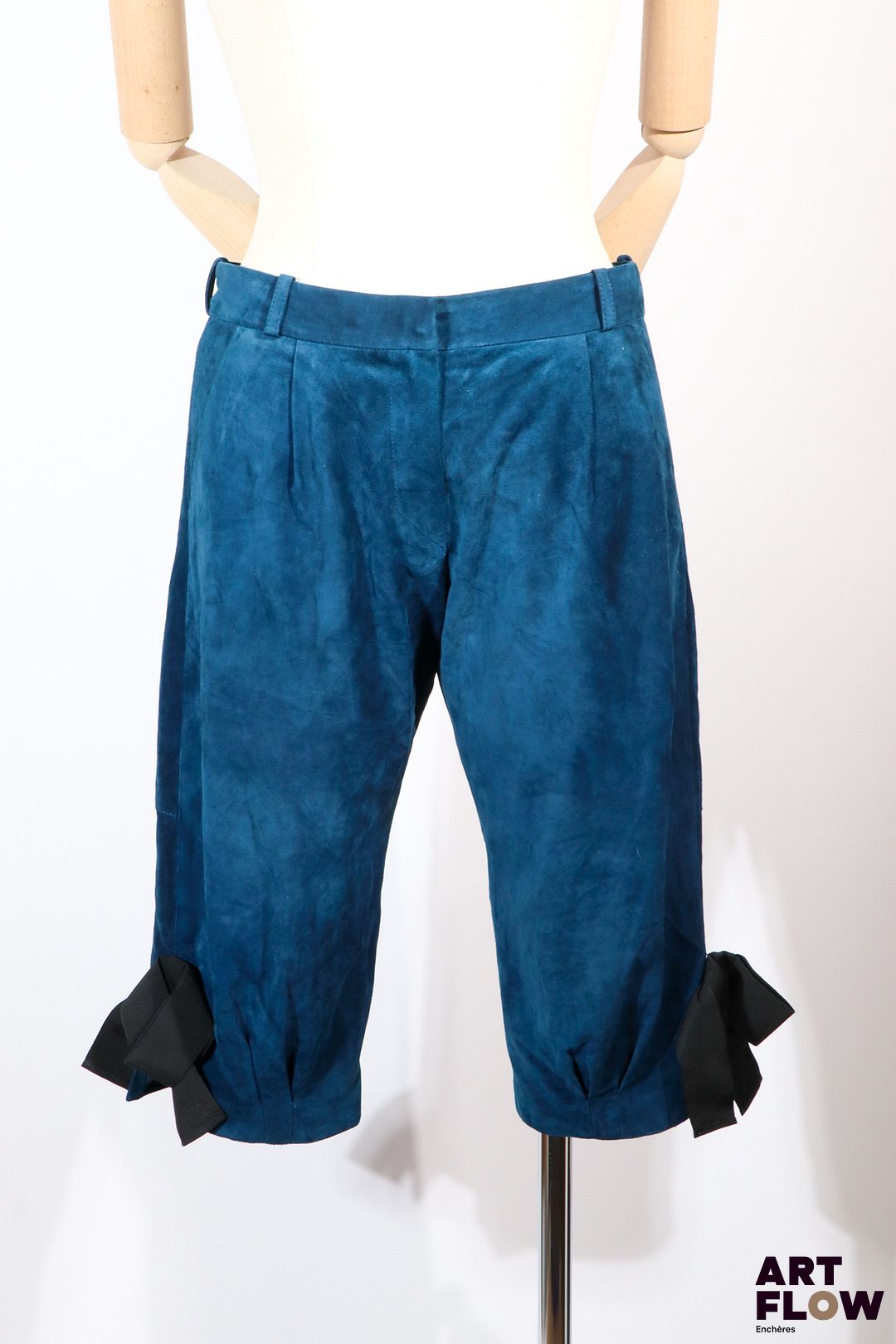 CHRISTIAN DIOR - Pantacourt en daim cuir de veau de couleur bleu canard orné de noeuds noirs sur les côtés - taille 36 - Bon état général malgré quelques très légers défauts