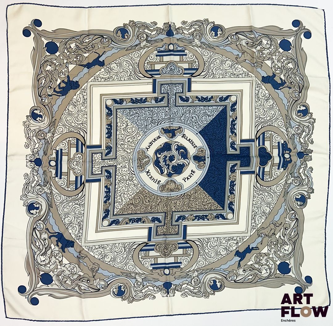 HERMÈS Modèle "Animaux Solaires" Carré en twill de soie d'après Zoé PAUWELLS 90 x 90 cm Très bon état général malgré quelques taches et salissures