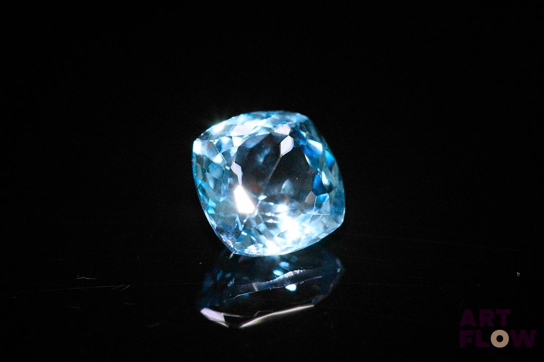 Topaze bleue coussin. 7.12 cts. 11.0mm x 11.0mm