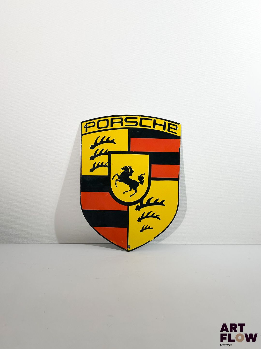 Plaque émaillée d'après Porsche Diamètre : 38 x 27,5 cm Petits éclats et traces de rouille