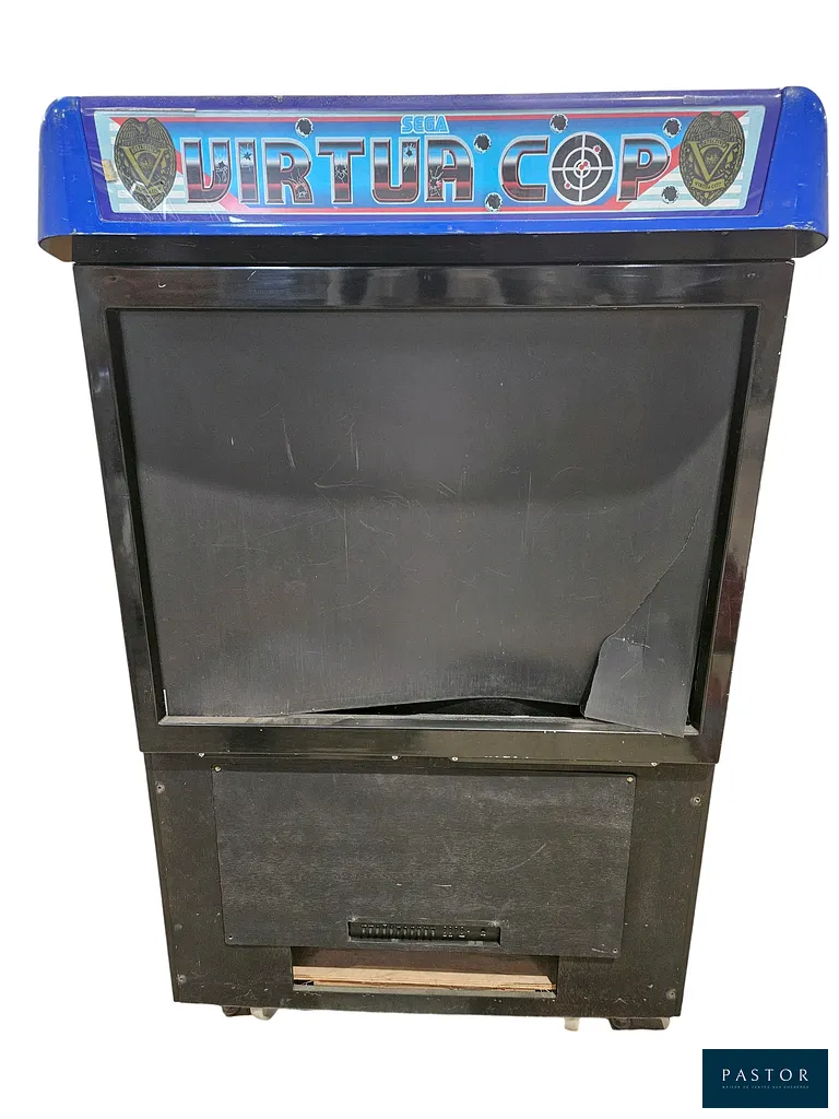 SEGA - BORNE D'ARCADE. Virtua Cop. Son et bruitages non testé. Sans clé ni notice. Ecran HS. Ce lot s"adresse à un public averti pour restauration, il est vendu en l'état. Expedition sur devis.