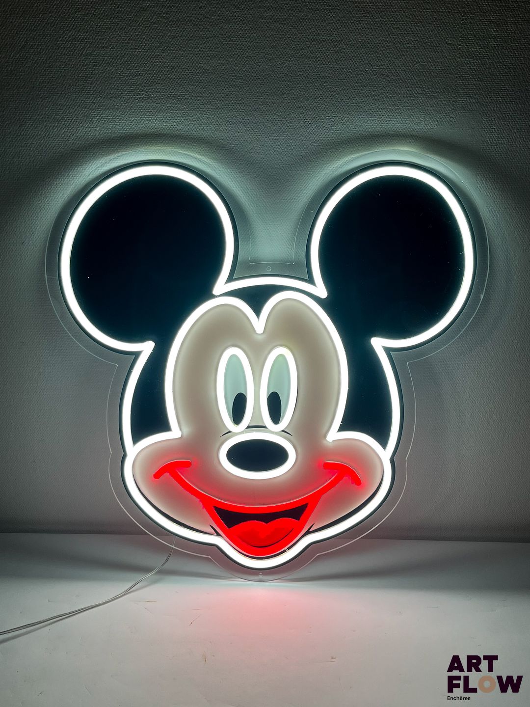 Enseigne lumineuse Mickey. Dimensions : 53 x 51 cm Fonctionnelle - État général excellent. Fourni avec son alimentation murale.