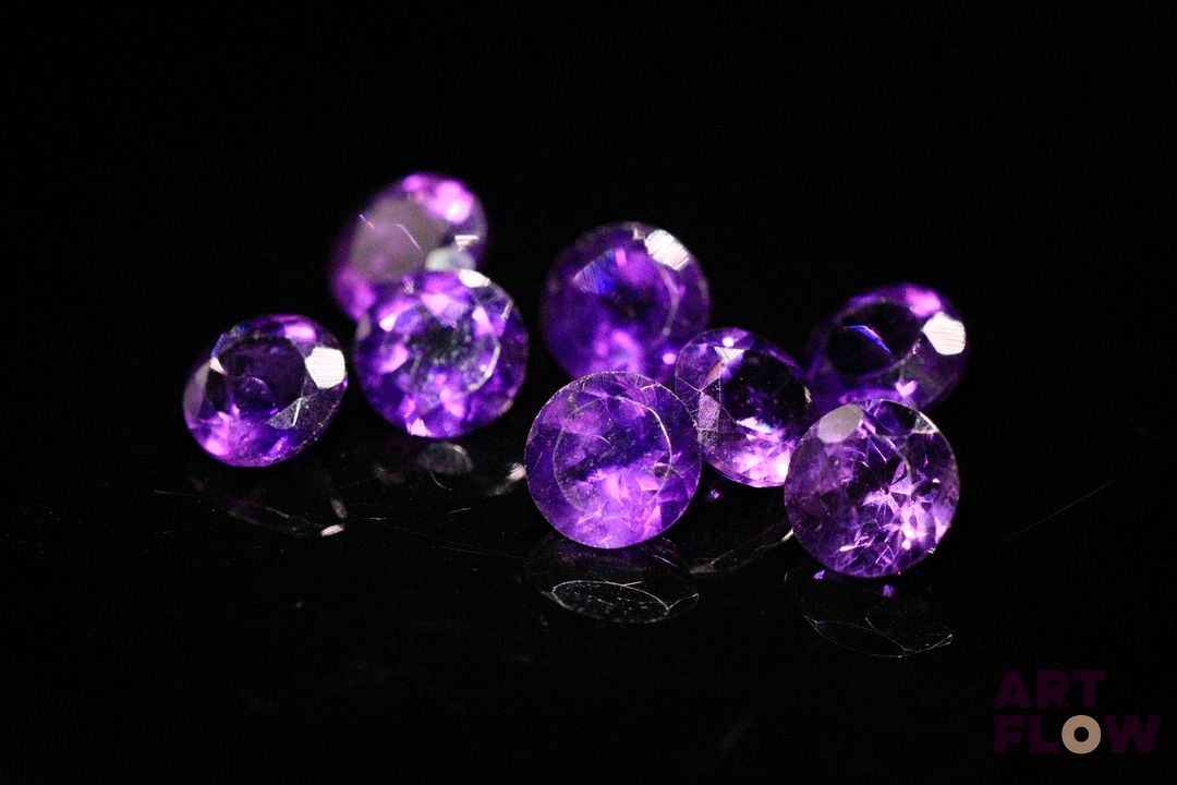 Huit améthystes rondes. 6.26 cts. Diam. moy.: 6.0mm