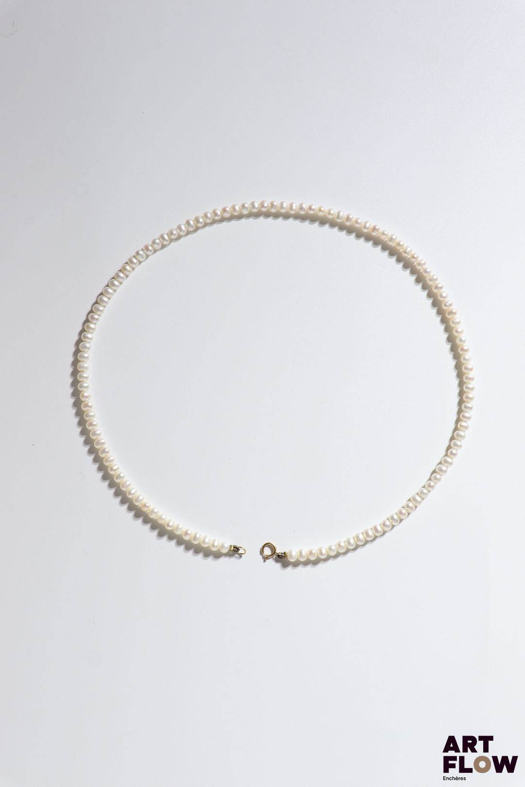 Collier de perles en choker, le fermoir en or jaune 750/°°. Longueur : 45 cm Poids brut : 12,42 grammes