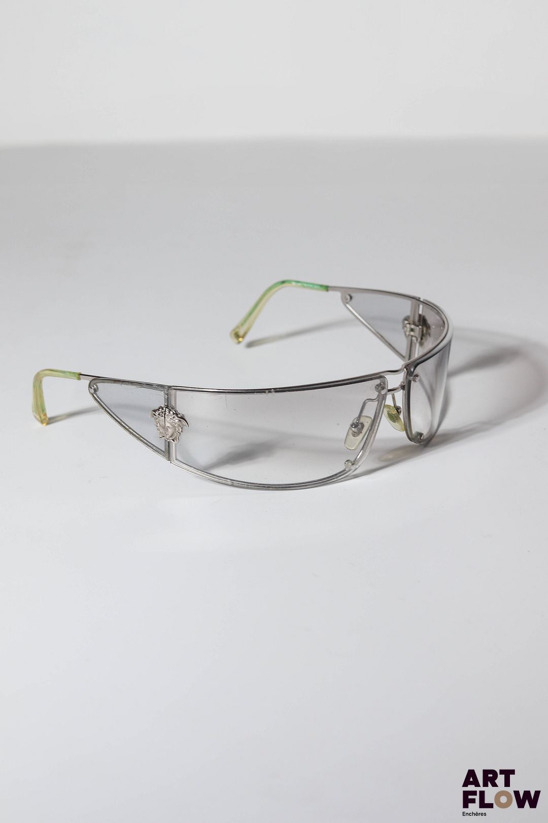 VERSACE Lunettes de soleil, ornées sur les côtés des têtes de Méduse iconiques de la Maison. Dans un écrin assorti. Accidents.