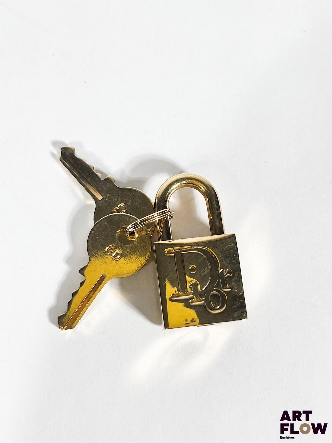 DIOR Cadenas et clés en métal doré H. 3,5 cm env On y joint un cadenas Dunhill en métal doré