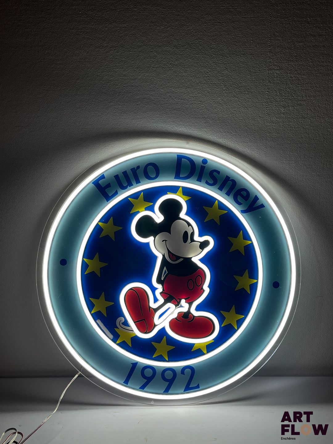 Enseigne lumineuse publicitaire Euro Disney représentant Mickey. Diamètre : 58 cm Fonctionnelle - État général excellent. Fourni avec son alimentation murale.