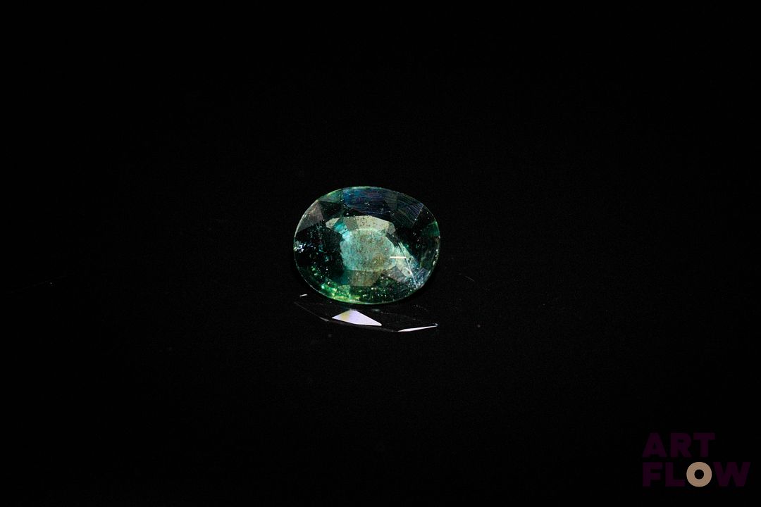 Saphir bleu vert ovale. Inclusions. 1.37 ct. 8.2mm x 7.0mm