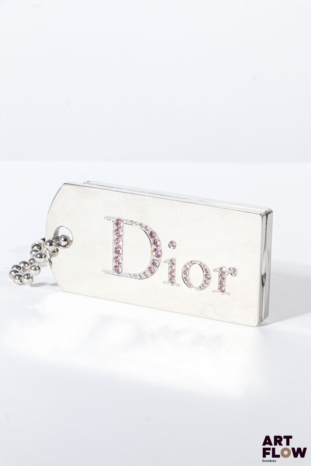DIOR Porte clés servant de palette de maquillage en métal argenté, inscription de la marque sertie de strass Dimensions : 9 x 4,5 cm