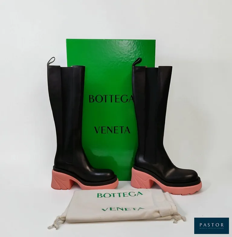 BOTTEGA VENETA. Paire de bottes hautes "Flash" en veau noir, semelle en gomme rose, P.39. Etat proche du neuf, quelques salissures sur les semelles (voir photo) - TVA Récupérable
