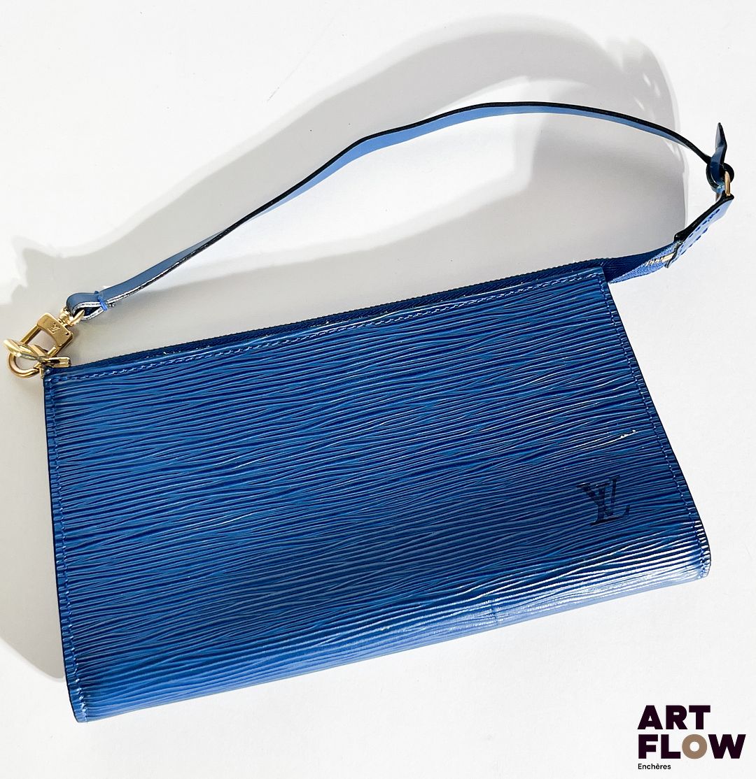 LOUIS VUITTON Pochette en cuir épi bleu, bijouterie en métal doré, fermeture éclair. Dimensions : H. 12 x L. 21 cm