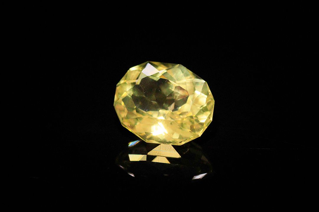 Quartz «Lemon» ovale. 7.60 cts. 14.5mm x 12.0mm
