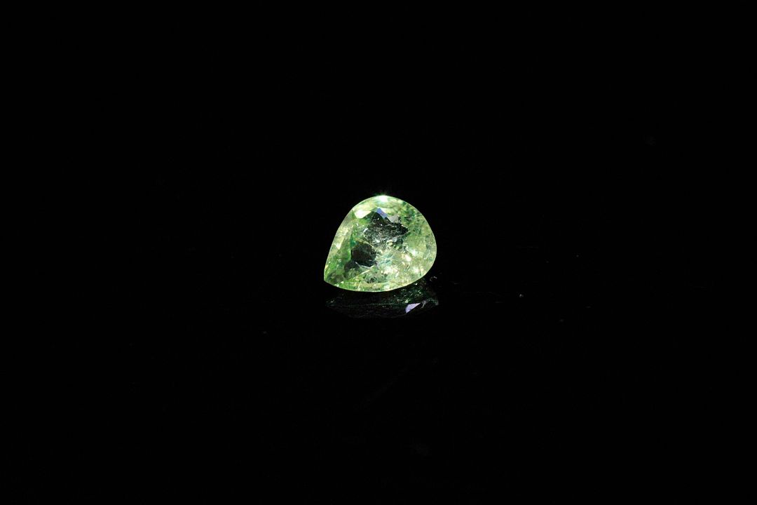 Grenat tsavorite poire. Belle couleur. 0.53 ct. 6.1mm x 5.2mm