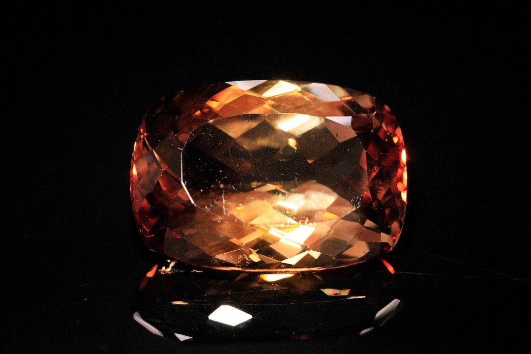 Topaze impériale coussin. Probablement Brésil, très belle couleur, saturée, VS. 20.01 cts. 18.5mm x 13.3mm
