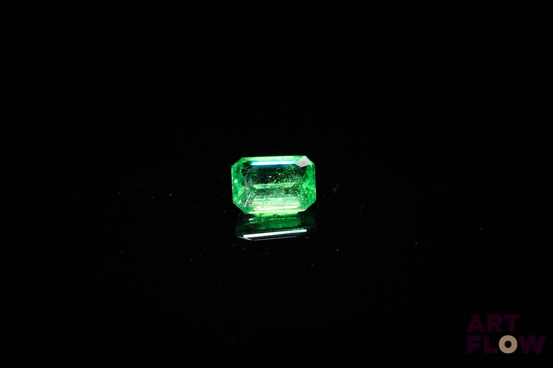 Grenat tsavorite rectangulaire à pans coupés. Jolie couleur. 0.84 ct. 6.0mm x 4.5mm