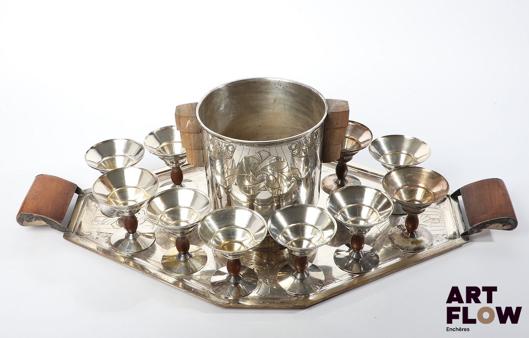 Partie de service à champagne art déco en métal argenté et bois fruitier Comprenant un plateau, un sceau à champagne et douze coupes Dimensions : 45 x 82 cm pour le plateau