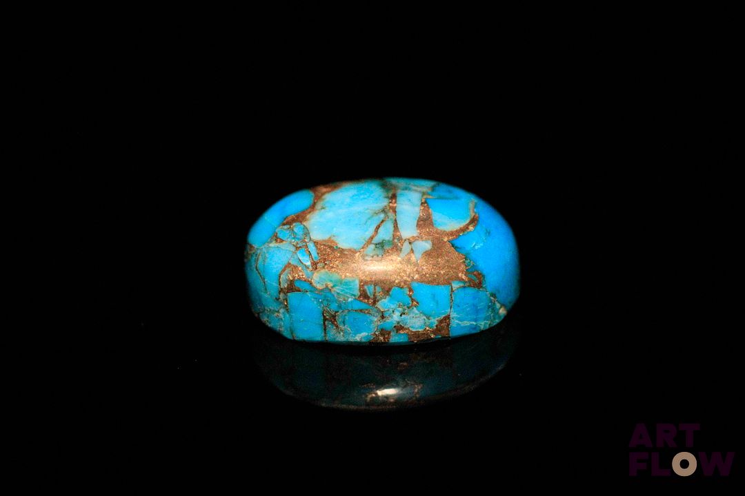 Turquoise «copper» cabochon ovale. Traitée. 7.04 cts. 14.0mm x 10.0mm