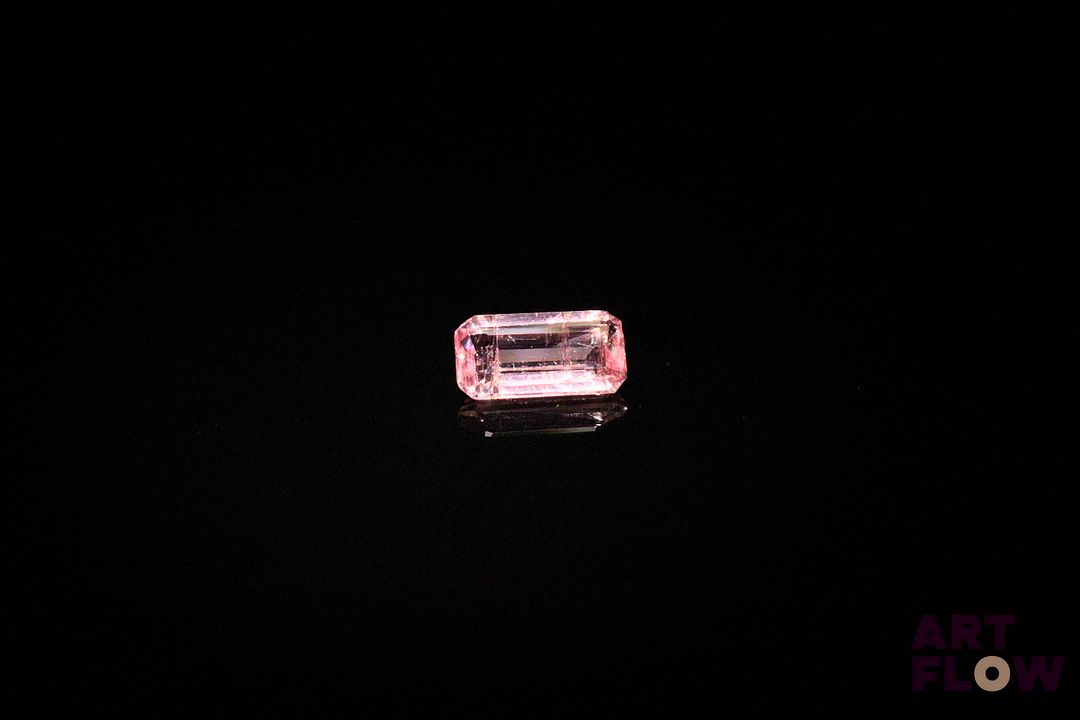 Tourmaline rose rectangulaire à pans coupés. Jolie couleur. 0.58 ct. 7.0mm x 3.7mm
