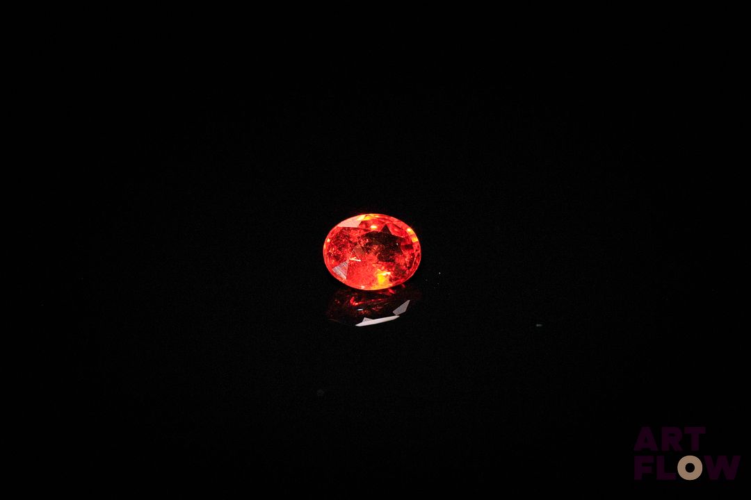 Grenat spessartite ovale. Belle couleur. 0.76 ct. 5.5mm x 4.5mm