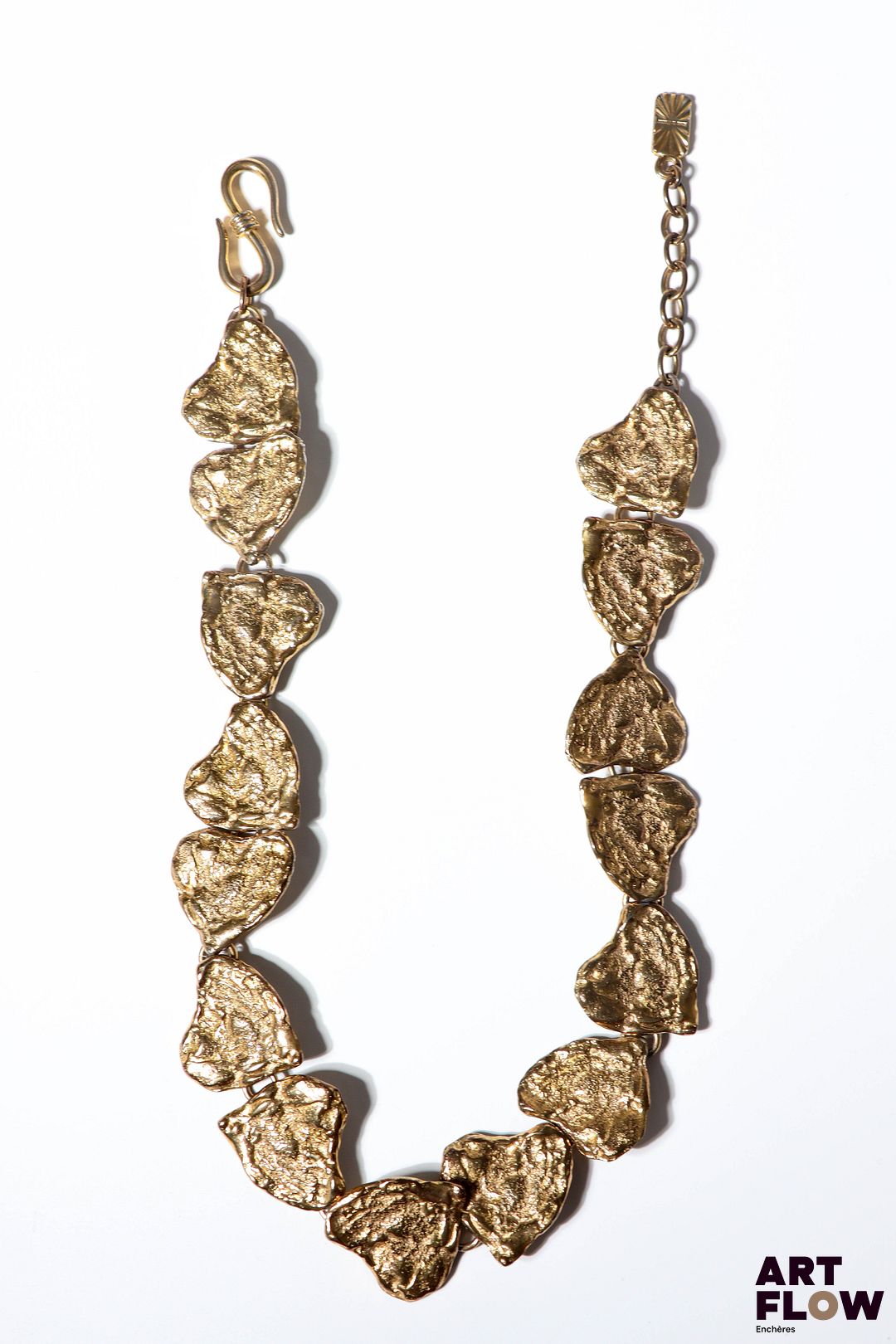 YVES SAINT LAURENT x Goossens Collier en métal doré à ornementation de coeurs stylisés. Légères usures et dédorure. L. 50 cm Provenance : collection de la famille d'un ami et collaborateur de Robert Goossens.
