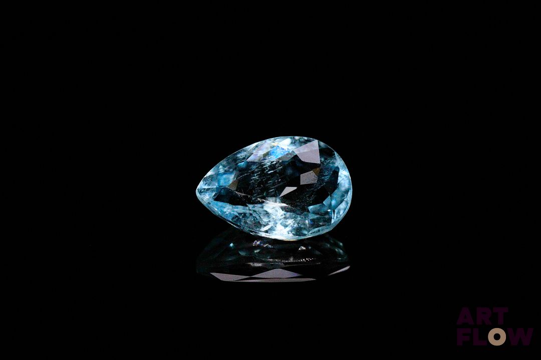 Aigue-marine poire. Jolie couleur. 3.00 cts. 11.9mm x 8.4mm