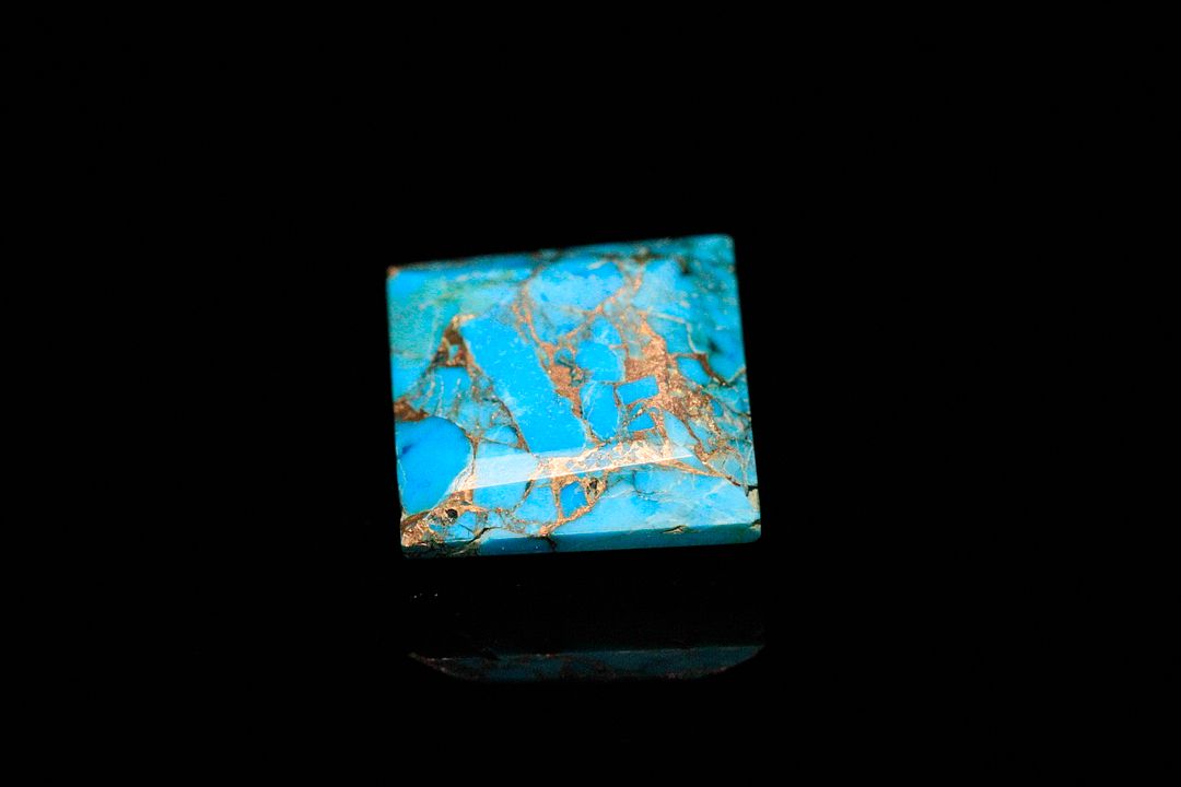 Turquoise «copper» carrée à pans vifs. Traitée. 7.73 cts. 14.0mm x 10.0mm