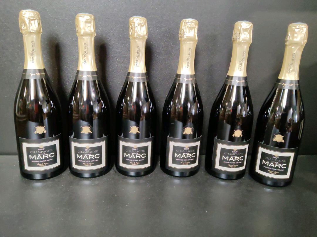 Lot de 6 bouteilles de champagne Arthur Marc Initiale Noir & Blanc 75cl